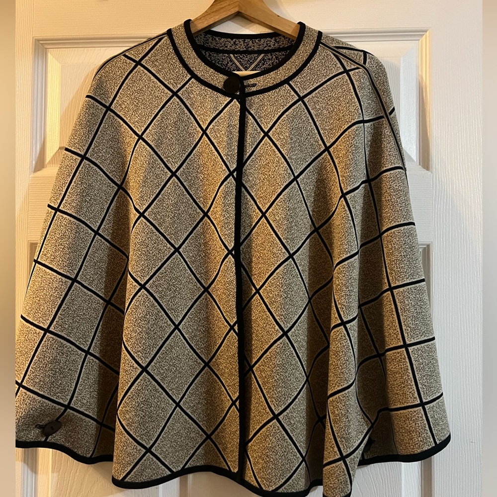 Reversible Cape - image 2